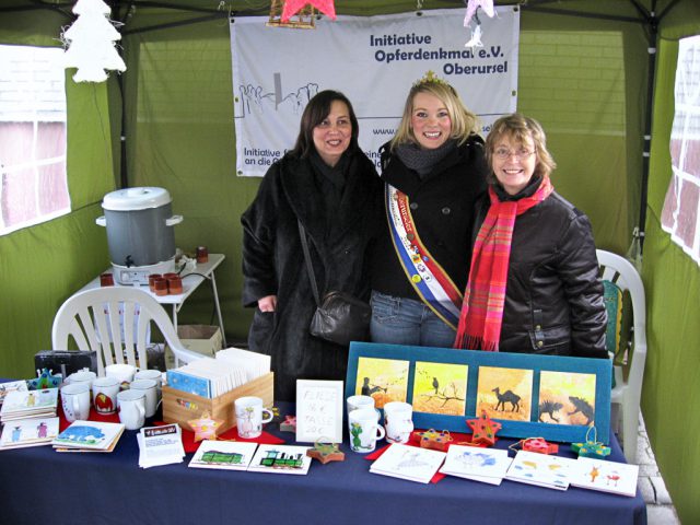 Brunnenkönigin Christina I. besuchte den Infostand der Initiative (v. l. n. r. : Karin Abels, Brunnenkönigin Christina I., Annette Andernacht) Foto: © 2011 Initiative Opferdenkmal e. V. Brunnenkönigin Christina I. am Infostand